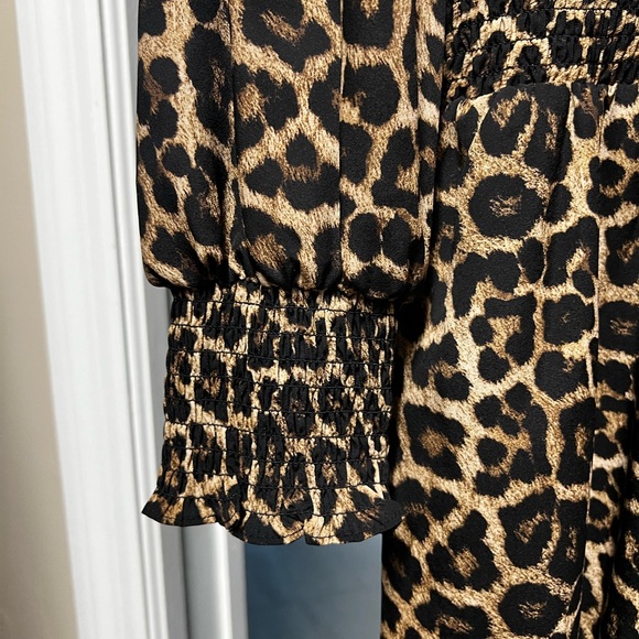 MICHAEL Michael Kors Animal Print Pebble Crepe Surplice V-Neck Long Cuff Sleeve - Picture 6 of 6